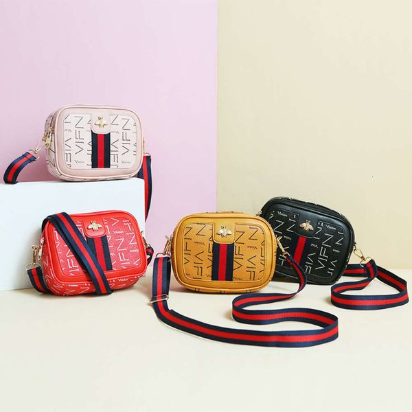 autumn and winter 2021 new korean one shoulder slung women's trend printed small square bag mobile phone zero wallet
autumn and winter 2021 new korean one shoulder slung women's trend printed small square bag mobile phone zero wallet