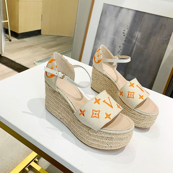 2021ss designer women sandals high heels genuine leather slide sandal platform slipper heel height shoes summer more colors flip flops with, Black
2021ss designer women sandals high heels genuine leather slide sandal platform slipper heel height shoes summer more colors flip flops with, Black