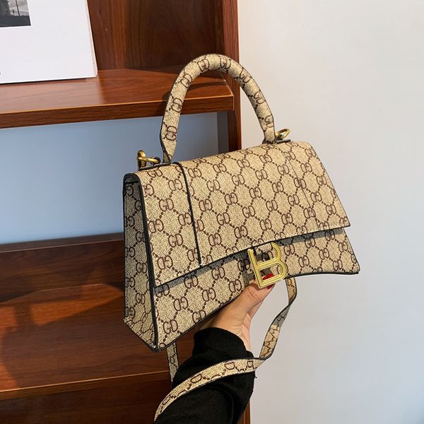luxury handbags simple small women's 2021 summer new fashion letter handbag foreign style texture single shoulder messenger bag
luxury handbags simple small women's 2021 summer new fashion letter handbag foreign style texture single shoulder messenger bag