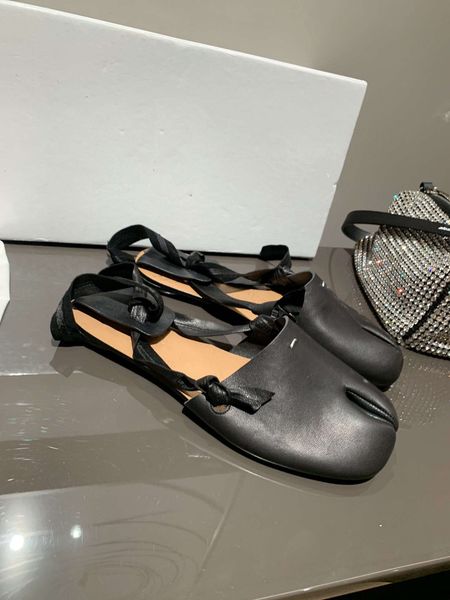 2022 spring and summer sandals fashion baotou horseshoe split toe shoes lace roman sandalss leisure ballet flat slippers high-end quality., Black
2022 spring and summer sandals fashion baotou horseshoe split toe shoes lace roman sandalss leisure ballet flat slippers high-end quality., Black