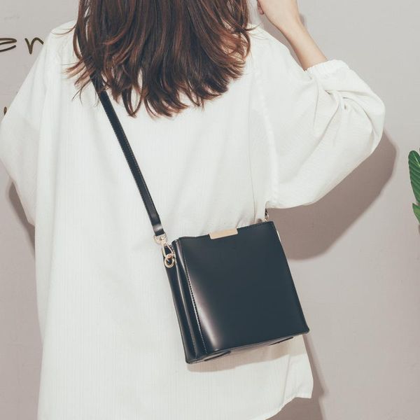 2021 new female bag high-end french niche western style bucket bag fashionable simple messenger female
2021 new female bag high-end french niche western style bucket bag fashionable simple messenger female