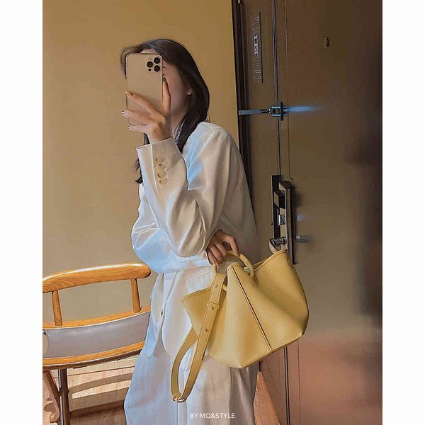 design hand niche design bucket tote large capacity women's bag 2021 new fashion one shoulder messenger bag, Red;black
design hand niche design bucket tote large capacity women's bag 2021 new fashion one shoulder messenger bag, Red;black