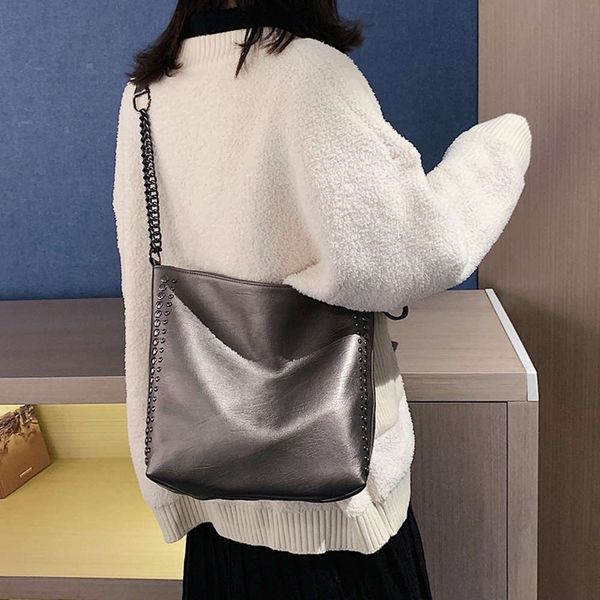 hbp single shoulder women's big 2021 new fashion korean versatile messenger rivet chain large capacity bucket bag
hbp single shoulder women's big 2021 new fashion korean versatile messenger rivet chain large capacity bucket bag