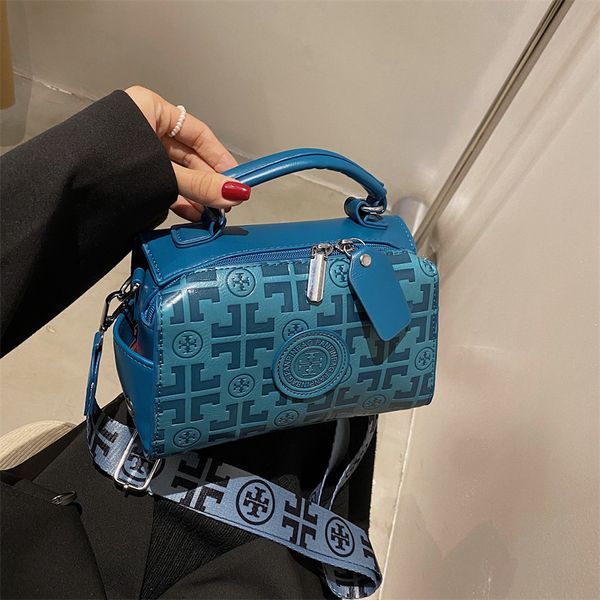 fashion tote oilskin large capacity single shoulder messenger handbag mother bag outlet purse
fashion tote oilskin large capacity single shoulder messenger handbag mother bag outlet purse