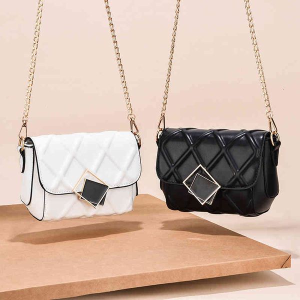 2021 korean women's bag leisure lingge small square fashion embossed shoulder pu soft leather simple diagonal, Black;red
2021 korean women's bag leisure lingge small square fashion embossed shoulder pu soft leather simple diagonal, Black;red