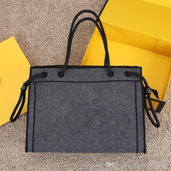 2021 designer brand minimalist shopping bag large capacity cartoon wire frame tricolor tote bag
2021 designer brand minimalist shopping bag large capacity cartoon wire frame tricolor tote bag