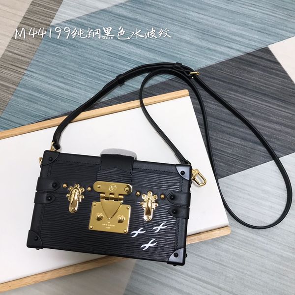 luxury designer bag newsmall suitcase, new european american retro style, small square box, portable and long shoulder strap design
luxury designer bag newsmall suitcase, new european american retro style, small square box, portable and long shoulder strap design