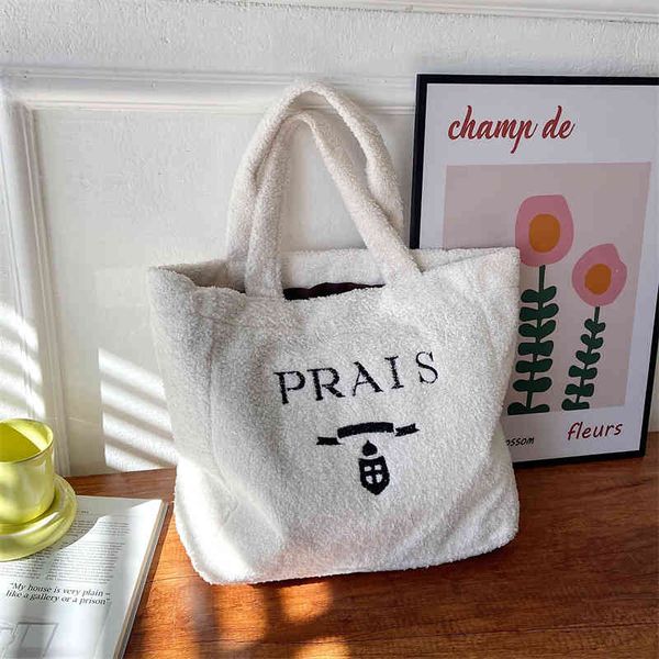 2022 factory wholesale large capacity portable tote women's autumn and winter lamb plush leisure simple single room armpit bag
2022 factory wholesale large capacity portable tote women's autumn and winter lamb plush leisure simple single room armpit bag
