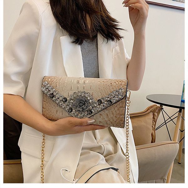 2021 c-rocodile dinner hand single shoulder messenger envelope temperament women's diamond inlaid portable banquet bag
2021 c-rocodile dinner hand single shoulder messenger envelope temperament women's diamond inlaid portable banquet bag