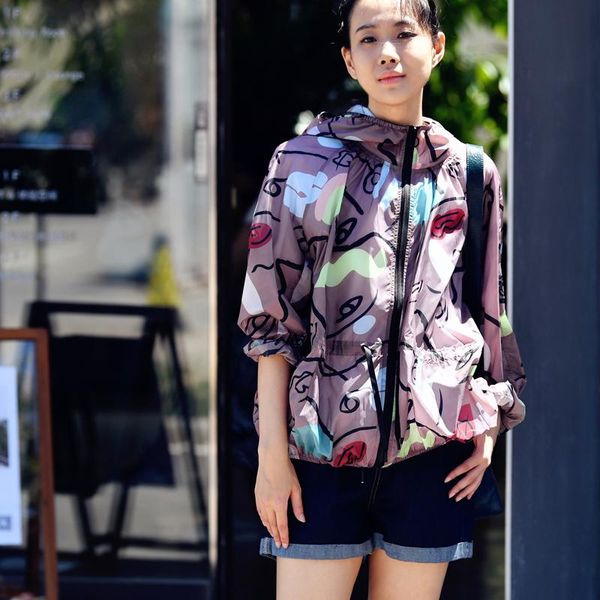women's jackets micoco w0299c korean version of western style color printing loose rope waist hood short shading coat, Black;brown
women's jackets micoco w0299c korean version of western style color printing loose rope waist hood short shading coat, Black;brown