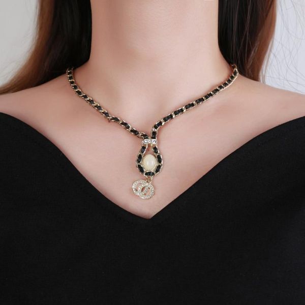 Pendant Necklaces Winter Classic Elegant Letter Small Fragrance Leather Metal Luxury Pearl Necklace With Logo And Packaging, Silver
Pendant Necklaces Winter Classic Elegant Letter Small Fragrance Leather Metal Luxury Pearl Necklace With Logo And Packaging, Silver