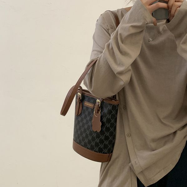 factory direct sale 75% off french minority underarm female autumn 2021 new printed bucket versatile ins large capacity bags
factory direct sale 75% off french minority underarm female autumn 2021 new printed bucket versatile ins large capacity bags