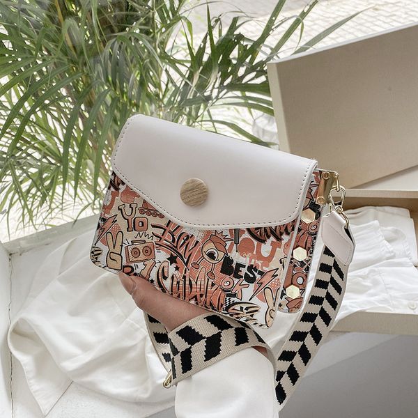 wanghong foreign style bag women's 2021 popular cross mobile phone wide shoulder belt graffiti small square
wanghong foreign style bag women's 2021 popular cross mobile phone wide shoulder belt graffiti small square