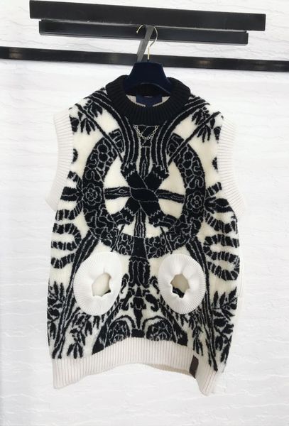 women's sweaters 2021 fw haute couture ancient rome jacquard special fabric l high v teddy woolen pullover vest knitted top, White;black
women's sweaters 2021 fw haute couture ancient rome jacquard special fabric l high v teddy woolen pullover vest knitted top, White;black