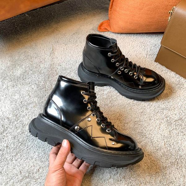 queens platform boots luxurys designers shoes london am black white martin boot patent leather sport sneakers women stitching design
queens platform boots luxurys designers shoes london am black white martin boot patent leather sport sneakers women stitching design