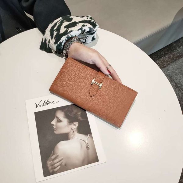 2022 leather wallet women's short head h strap thin wallet, Red;black
2022 leather wallet women's short head h strap thin wallet, Red;black