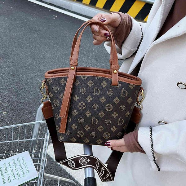2022 latest handbag factory store on women's bucket red messenger portable leisure shoulder
2022 latest handbag factory store on women's bucket red messenger portable leisure shoulder