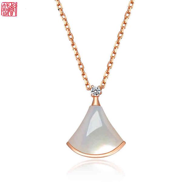 the new baojia small skirt necklace women's s 925 sterling silver fan-shaped white fritillaria black agate silver pendant
the new baojia small skirt necklace women's s 925 sterling silver fan-shaped white fritillaria black agate silver pendant