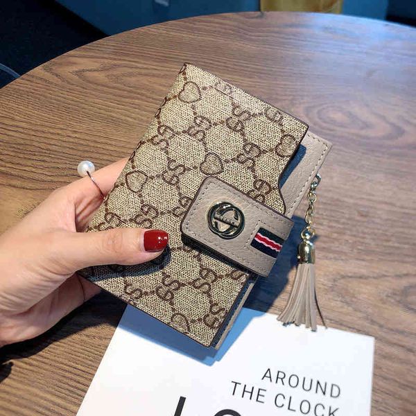 wallet women's short 2021 simple folding large capacity card bag tassel versatile multi-functional change clip fashion, Red;black
wallet women's short 2021 simple folding large capacity card bag tassel versatile multi-functional change clip fashion, Red;black