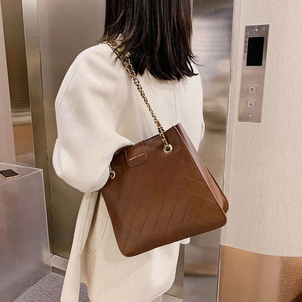 hbp luxury designerwinter autumn winter women's 2020 new fashion messenger bag high capacity advanced chain lingge niche
hbp luxury designerwinter autumn winter women's 2020 new fashion messenger bag high capacity advanced chain lingge niche