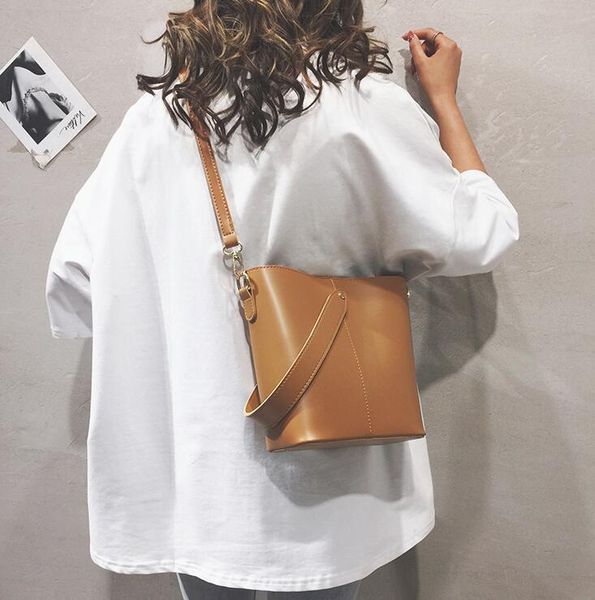 cross body 2021 design ladies bucket pu shoulder bag single large capacity messenger female solid color handbag
cross body 2021 design ladies bucket pu shoulder bag single large capacity messenger female solid color handbag