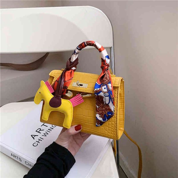 handbag h family's small bag with silk scarf 2021 pony pendant stone solid color messenger, Black;red
handbag h family's small bag with silk scarf 2021 pony pendant stone solid color messenger, Black;red