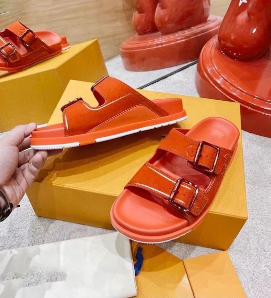 2021 new fashion classic fashion men's slippers casual joker sandals leather material thick soles high-end men's slippers temperam, Black
2021 new fashion classic fashion men's slippers casual joker sandals leather material thick soles high-end men's slippers temperam, Black