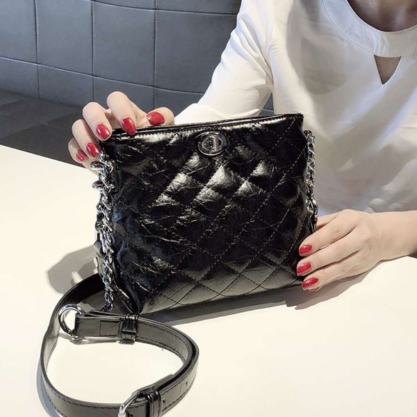 2021 women's bag korean version chaolingge bucket single shoulder bag diagonal cross fashion rotary lock chain
2021 women's bag korean version chaolingge bucket single shoulder bag diagonal cross fashion rotary lock chain