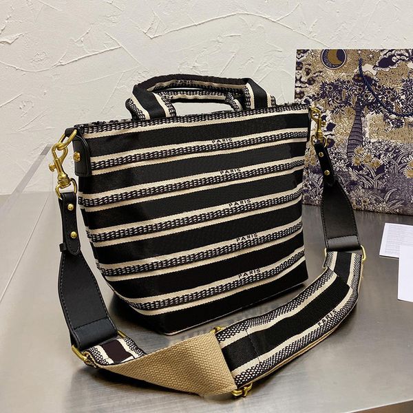 high-capacity canvas totes luxury classic design women's bag printing pattern black bags modern style embroidery shopping handbag
high-capacity canvas totes luxury classic design women's bag printing pattern black bags modern style embroidery shopping handbag