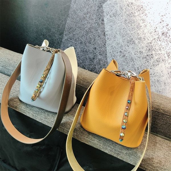 luxury handbags snake pattern wide strap splicing contrast color bucket bundle mouth pu hand bag women's single shoulder steamed stuffe
luxury handbags snake pattern wide strap splicing contrast color bucket bundle mouth pu hand bag women's single shoulder steamed stuffe