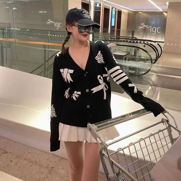 knitted cardigan women's early autumn 2021 aging college stripe contrast color long sleeve sweater bow top, White
knitted cardigan women's early autumn 2021 aging college stripe contrast color long sleeve sweater bow top, White