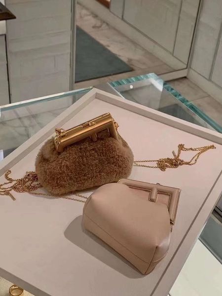 r09 ins net red same fashion temperament clip holding bag holding bag chain strip single shoulder diagonal span bag 2021 new
r09 ins net red same fashion temperament clip holding bag holding bag chain strip single shoulder diagonal span bag 2021 new