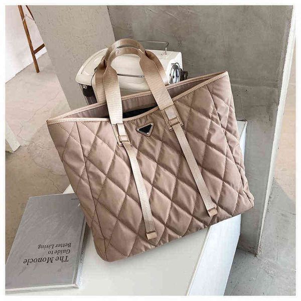 shoulder bags autumn large-capacity small fragrant rhombus portable tote women's trendy pure color casual 220207
shoulder bags autumn large-capacity small fragrant rhombus portable tote women's trendy pure color casual 220207