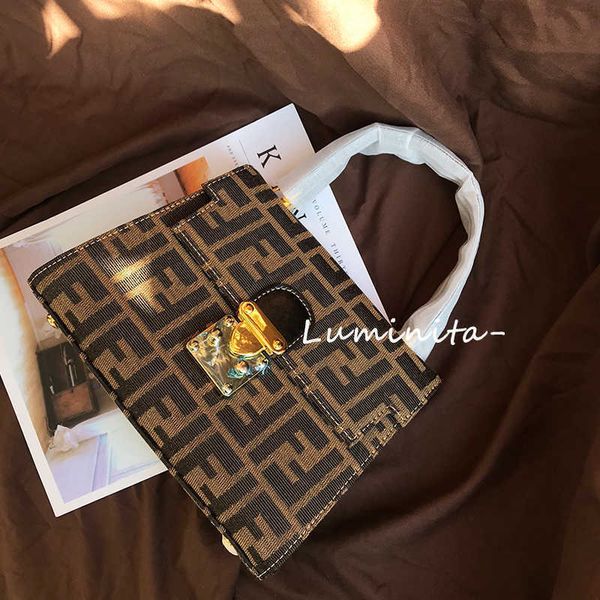 2021 new ff printed shoulder bag 100 fashion chain messenger lao hua portable small square female hand zly
2021 new ff printed shoulder bag 100 fashion chain messenger lao hua portable small square female hand zly
