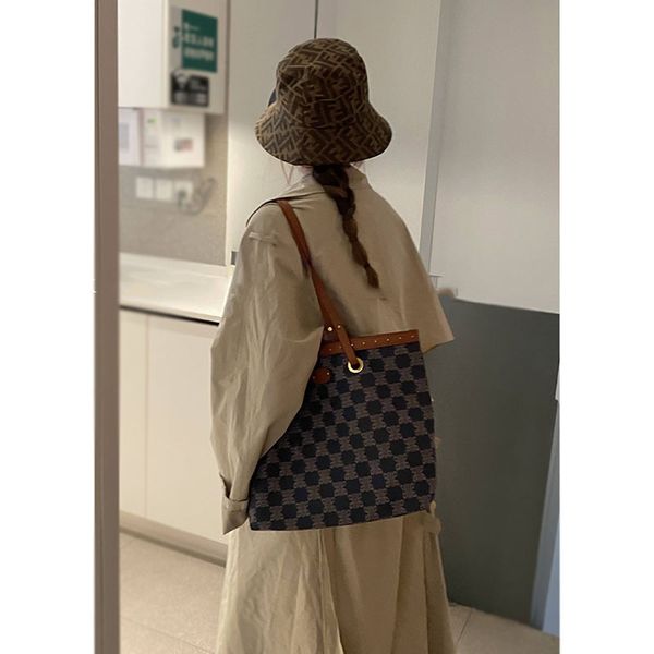 factory direct sale 75% off korean one shoulder women's 2021 autumn new letter tote versatile large capacity shopping bags
factory direct sale 75% off korean one shoulder women's 2021 autumn new letter tote versatile large capacity shopping bags