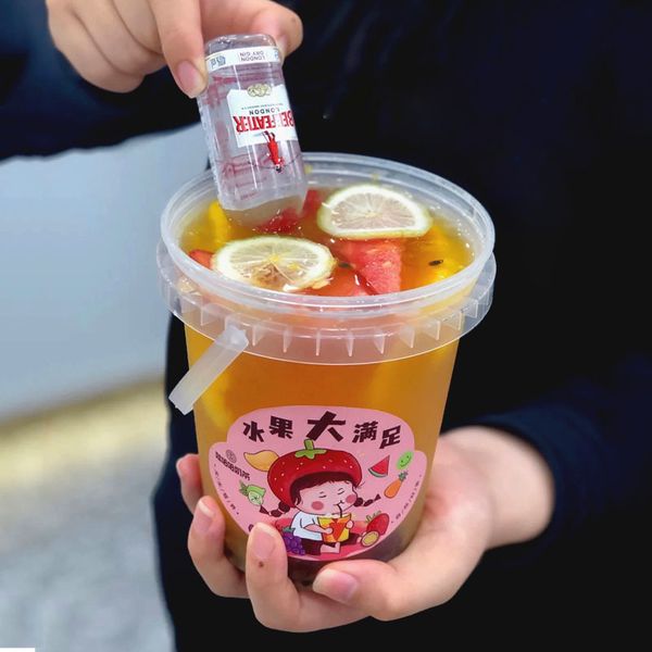 1000ml 34oz summer cold drinking beverage cups fruit juice milk tea cup with cover handle disposable clear plastic container
1000ml 34oz summer cold drinking beverage cups fruit juice milk tea cup with cover handle disposable clear plastic container