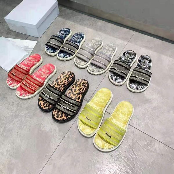 2021 classic embroidered women's sandals fashion thick soled slippers home indoor slippers women's shoes, Black
2021 classic embroidered women's sandals fashion thick soled slippers home indoor slippers women's shoes, Black