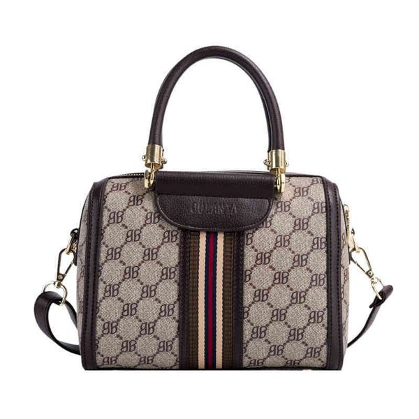 2022 factory wholesale handbag autumn and winter simple large capacity one shoulder pillow, Black;red 
2022 factory wholesale handbag autumn and winter simple large capacity one shoulder pillow, Black;red