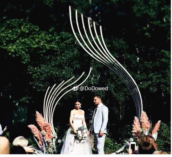 party decoration wedding background shaped phoenix tail props placed pieces iron arch reception area stage layout props.
party decoration wedding background shaped phoenix tail props placed pieces iron arch reception area stage layout props.