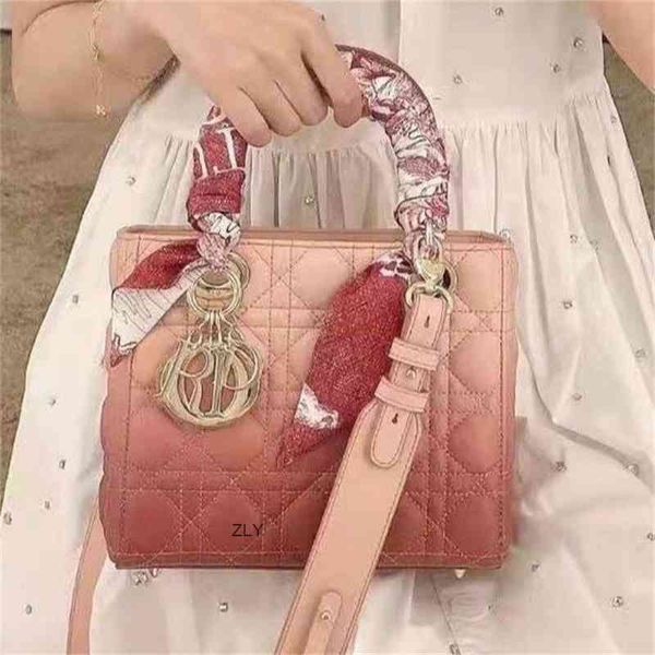 2021 new fashion princess bag gradient four lattice diamond single shoulder bag western style leather women's bag large size retro simp
2021 new fashion princess bag gradient four lattice diamond single shoulder bag western style leather women's bag large size retro simp