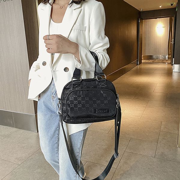 luxury handbags women's new portable single shoulder messenger bag large capacity casual light simple bag
luxury handbags women's new portable single shoulder messenger bag large capacity casual light simple bag