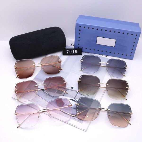female classic attitude sunglasses square metal frame vintage style outdoor design classical model 6 colors with box ing, White;black
female classic attitude sunglasses square metal frame vintage style outdoor design classical model 6 colors with box ing, White;black