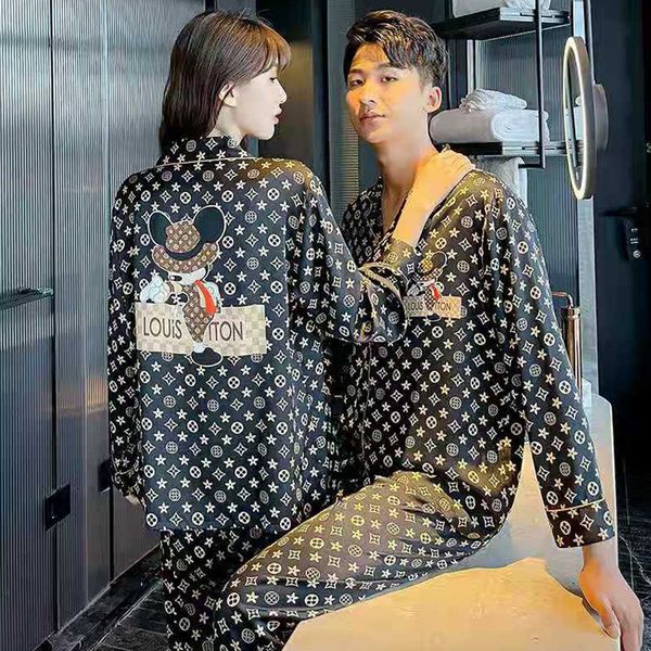 2021 autumn and winter couple pajamas set ice silk digital printing women's fashion net red home cloth, Black;red
2021 autumn and winter couple pajamas set ice silk digital printing women's fashion net red home cloth, Black;red