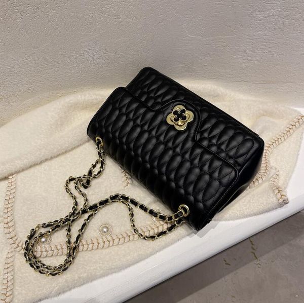 wholesale women leathers shoulder bags elegant joker black sewing stripe handbag clamshell large capacity leather backpack simple gold buckl
wholesale women leathers shoulder bags elegant joker black sewing stripe handbag clamshell large capacity leather backpack simple gold buckl