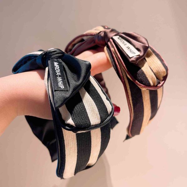 barrettes hairpin korean dongdamen ~ ins stripe double-layer side bow design, hoop decoration, Golden;silver
barrettes hairpin korean dongdamen ~ ins stripe double-layer side bow design, hoop decoration, Golden;silver