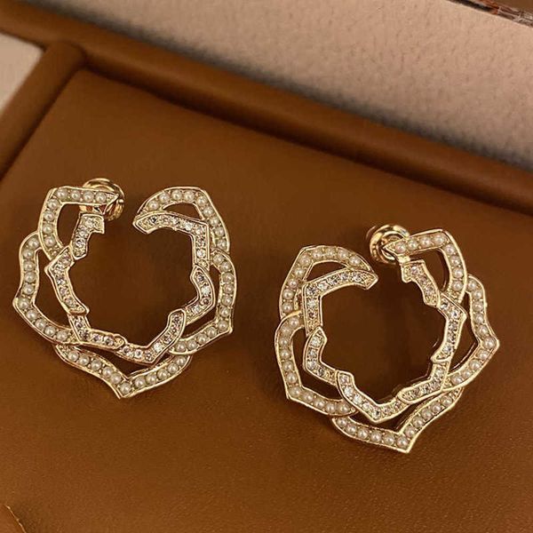 hol flowers pearl camellia earring female temperament retro gold color classic zirconia fashion jewelry, Golden
hol flowers pearl camellia earring female temperament retro gold color classic zirconia fashion jewelry, Golden