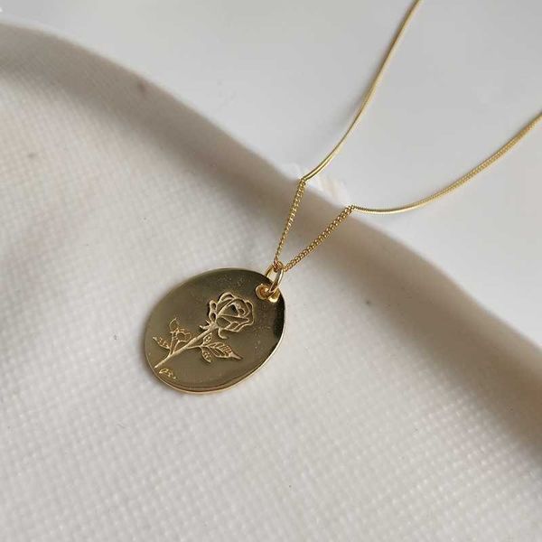 silver oval louleur gold flower 925 rose necklace sterling pendant fashion design elegant female necklace festival jewelry gift q0531
silver oval louleur gold flower 925 rose necklace sterling pendant fashion design elegant female necklace festival jewelry gift q0531
