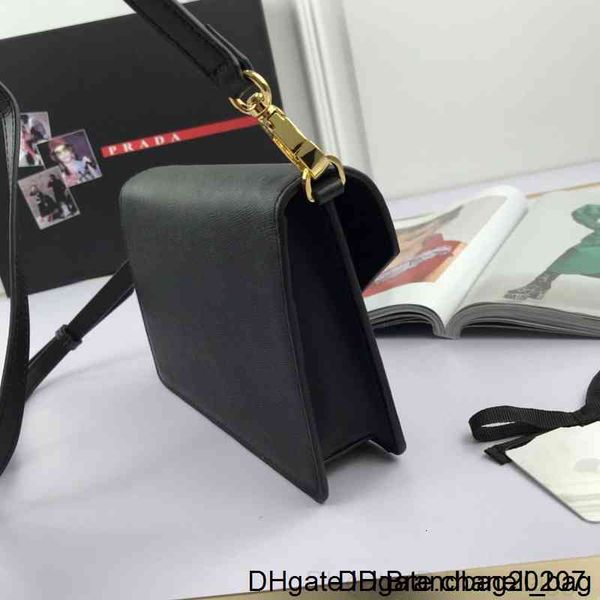 classic lady's single shoulder high-end custom quality diagonal cross bag fashion style gold metal accessories with non-d
classic lady's single shoulder high-end custom quality diagonal cross bag fashion style gold metal accessories with non-d