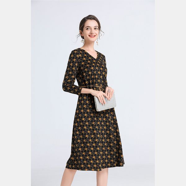 2021 new fashion women floral print party midi office lady high waist v-neck black elegant vintage sashes casual es 1w15, Black;gray
2021 new fashion women floral print party midi office lady high waist v-neck black elegant vintage sashes casual es 1w15, Black;gray