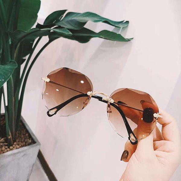 women's ins2020 new round korean fashion sunglasses anti ultraviolet big face thin gm, White;black
women's ins2020 new round korean fashion sunglasses anti ultraviolet big face thin gm, White;black